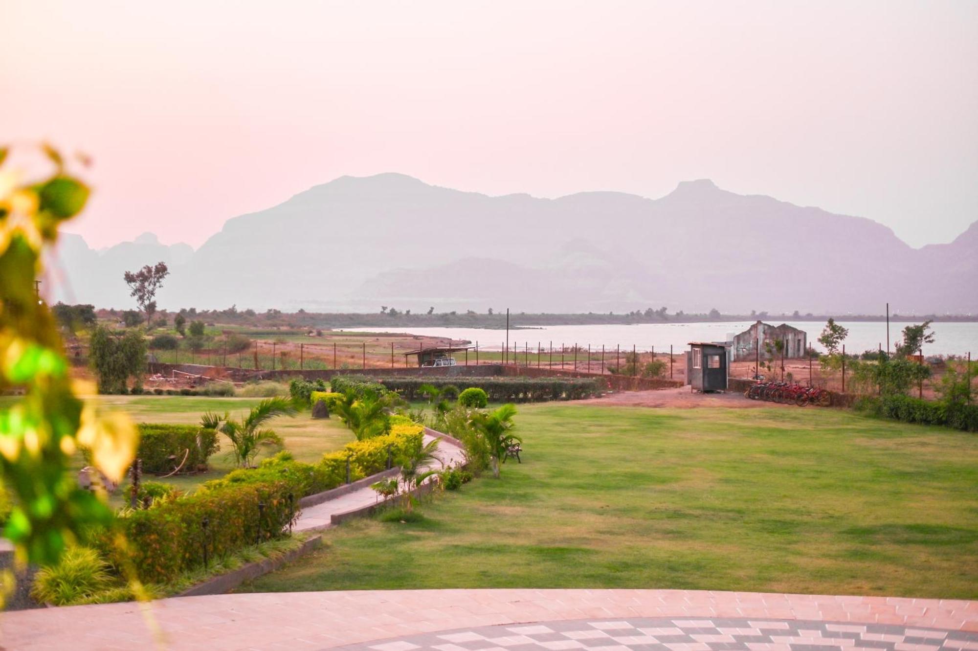 Resort Saj By The Lake,